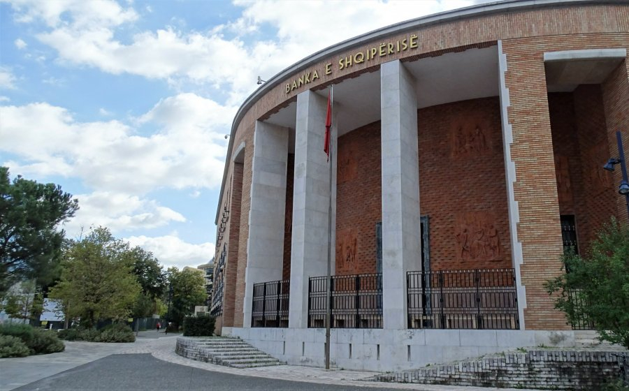 Banka e Shqipërisë rrit ndjeshëm ndërhyrjen për të frenuar kolapsimin e Euros 