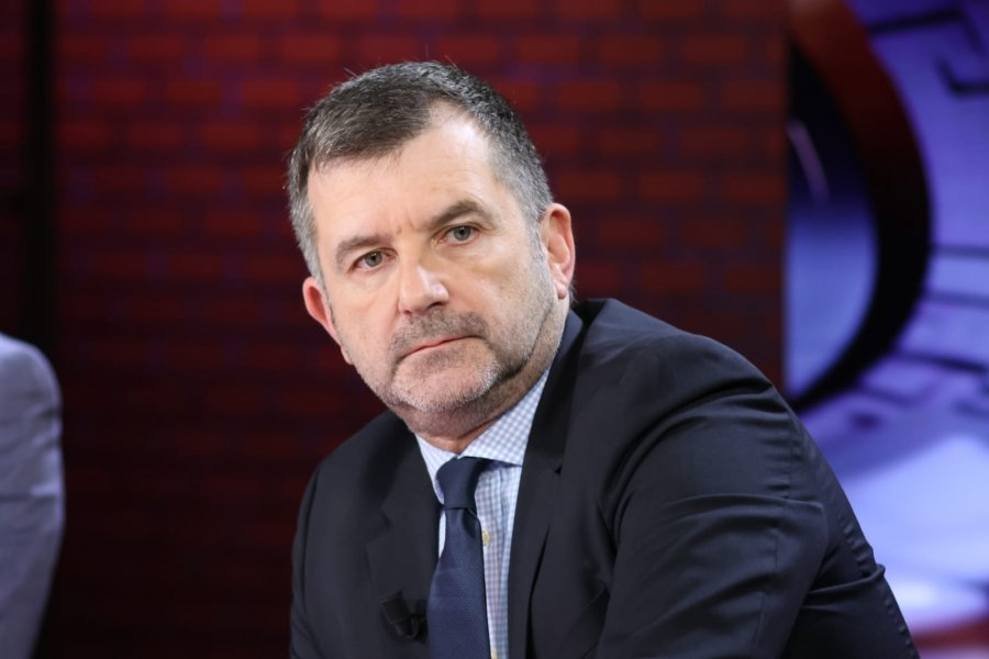 Një vjeshtë me atmosferë fund regjimi