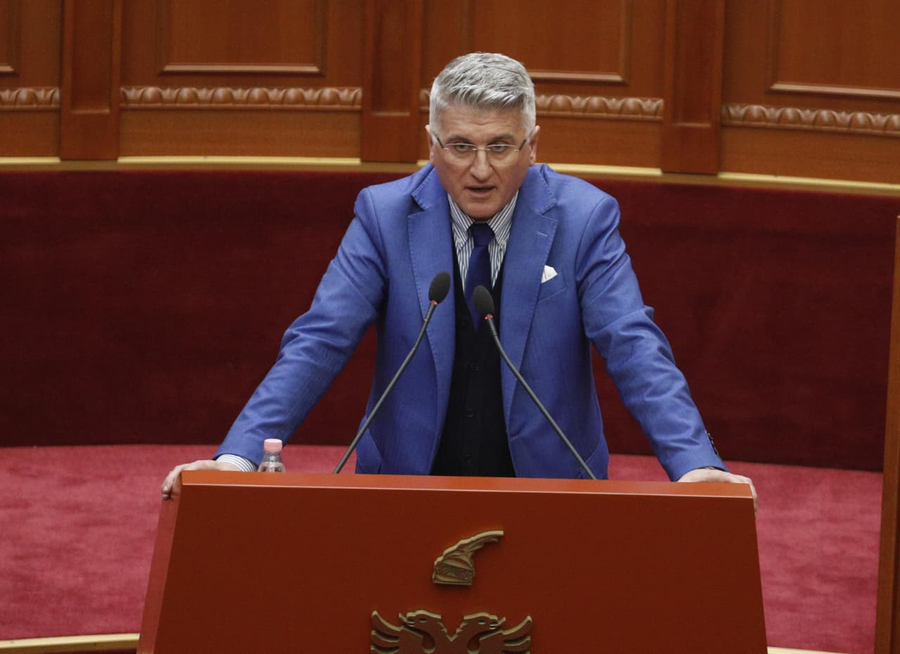  Kronika  zhvesh  trimat dhe nxjerr në shesh tradhtarët e Babos   Satira e Gjekmarkajt  Kush u fsheh poshtë tavolinës   