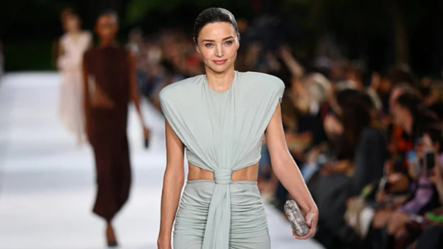 miranda-kerr-rikthehet-ne-pasarele-pas-gati-10-vitesh-shkelqen-ne-sfilaten-e-modes-ne-paris