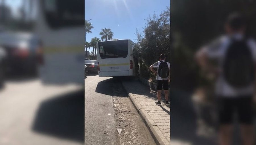 Panik te Kthesa e Kamzës  Autobusi i linjës Vorë Tiranë përplaset me bordurën  përfundon në trotuar
