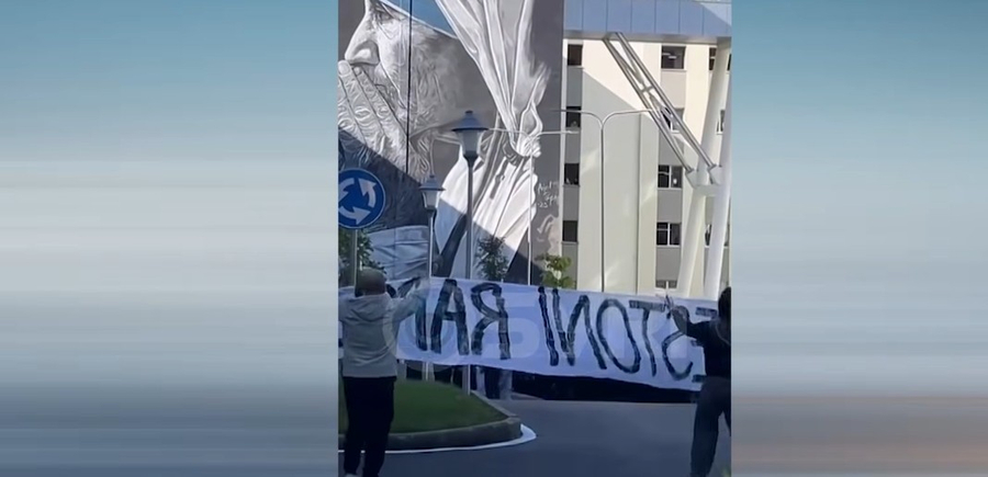 SYRI TV  Studentët presin Ramën me protesta në QSUT  shpaloset banderola gjigante  Arrestoni Ramën 