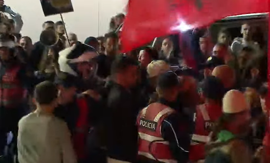 Protesta e 124 të  qytetarët përplasen me policinë gjatë marshimit në Tiranë