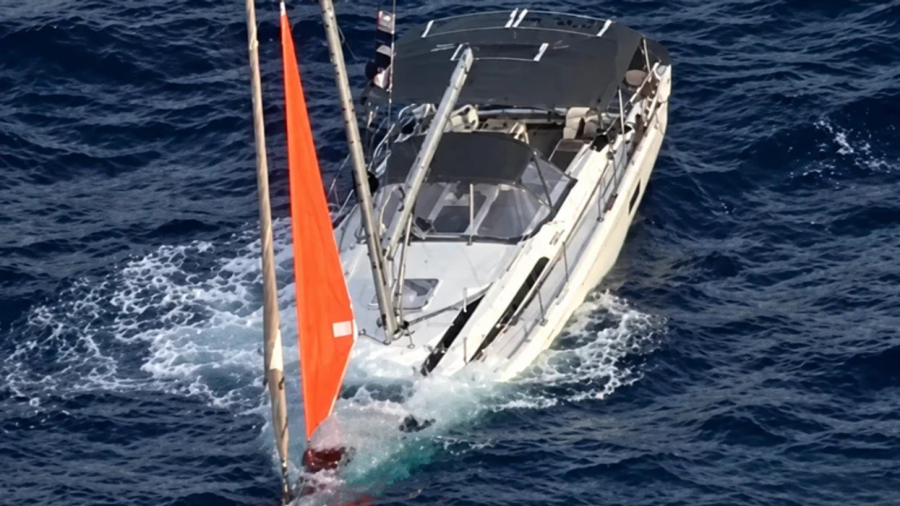 balena-goditi-dhe-fundosi-jahtin-ne-paqesor-4-marinare-shpetohen-pas-18-oresh