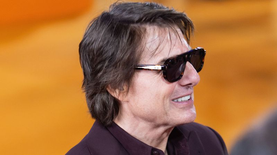 Tom Cruise surprizon britanikun që për një vit përballoi sfida ekstreme për bamirësi