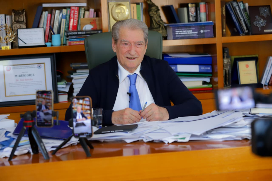 berisha-parate-e-droges-po-rrenojne-ekonomine-e-vendit-prodhimi-industrial-dhe-bujqesia-jane-ne-kolaps-te-plote