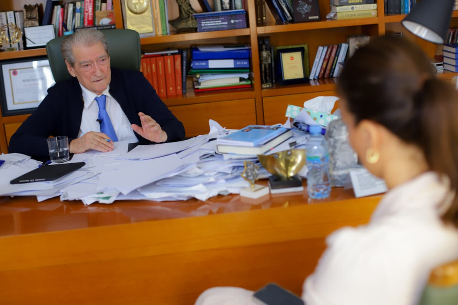 berisha-videot-e-artisteve-u-serviren-nga-rama-per-te-zhurmuar-skandalet-jane-marre-nga-hakerat-e-tij