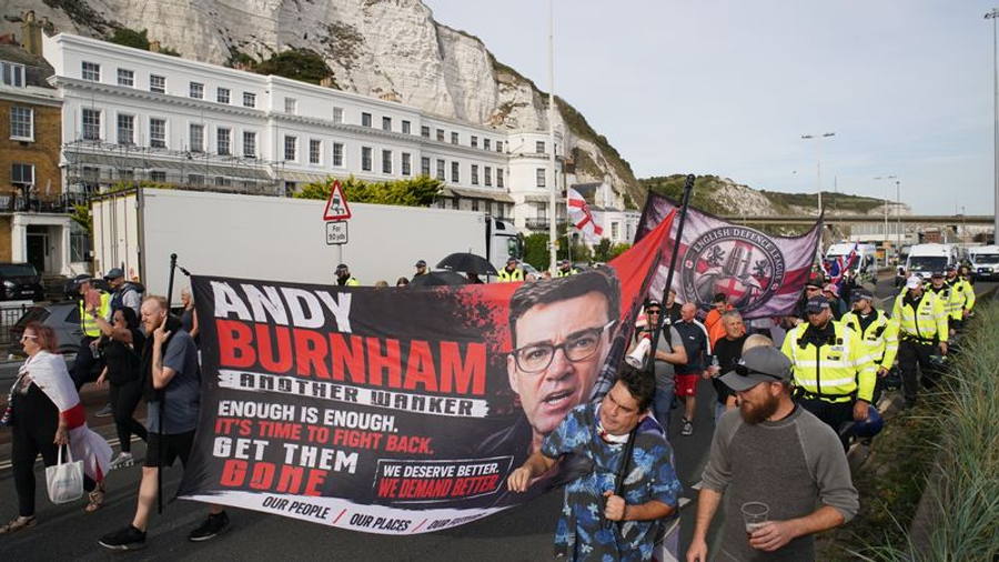  Deportoni të gjithë të mallkuarit    Protesta kundër emigrantëve në dy qytete portuale të Britanisë