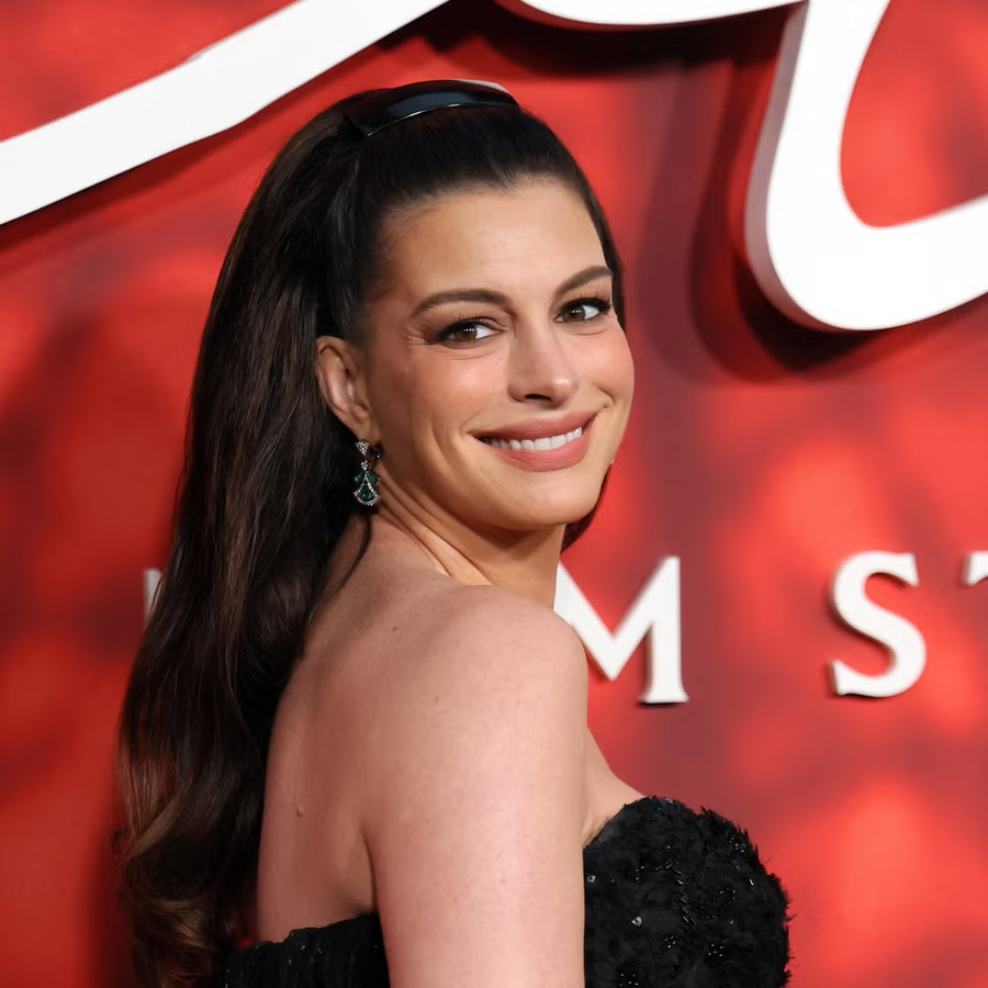 manikyri-cherry-noir-i-anne-hathaway-t-eshte-trendi-me-elegant-i-thonjve-per-vjeshten