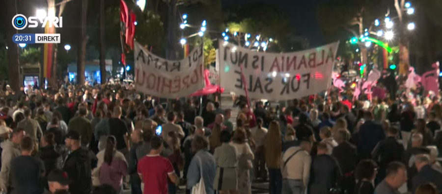  Dorëheqje   Mbyllen fjalimet  nis marshimi i protestuesve drejt Sheshit Skënderbej