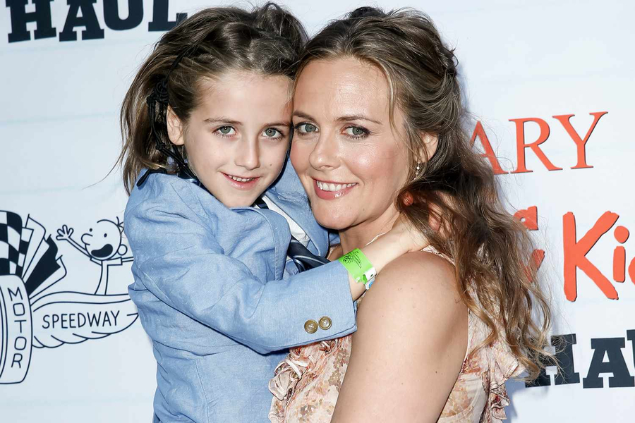 alicia-silverstone-mbush-50-vjec-nga-clueless-ne-ikone-te-viteve-90