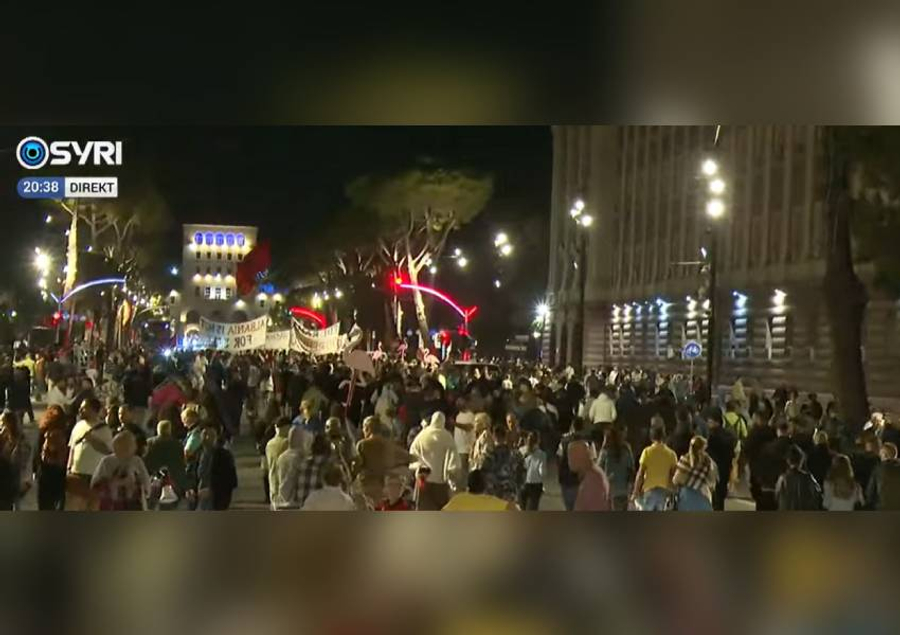  Rama  jep dorëheqjen    Protesta e 127 të  studentët drejtojnë marshimin drejt  Qyteti Studenti 