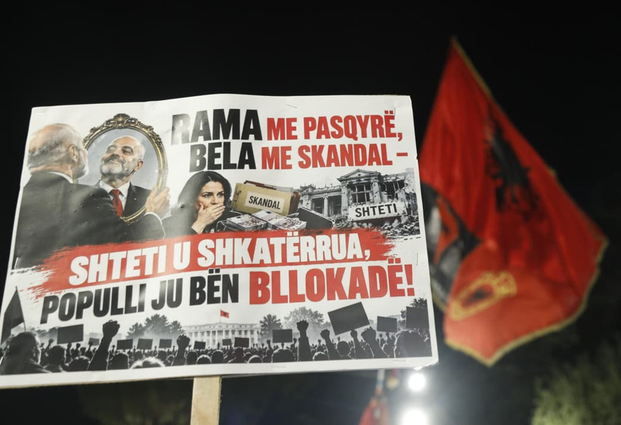 FOTO  Qytetarët ironizojnë me pankarta  Rama me pasqyrë  Bela me skandal
