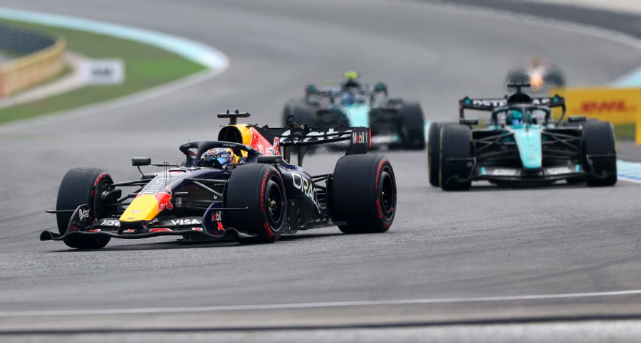 Formula 1  Verstappen triumfon në Bahrein pas një gare kaotike  Hamilton ngjitet në podium
