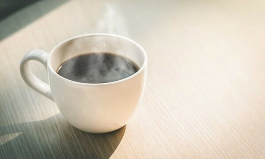 caj-apo-kafe-ekspertet-tregojne-cila-pije-eshte-me-e-mire-per-zemren-trurin-dhe-peshen