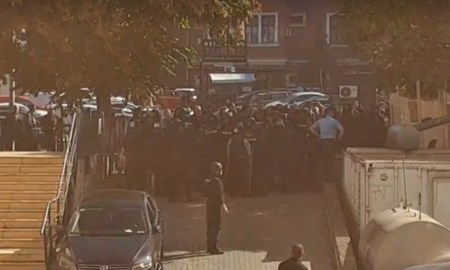 Protestuesit ndezin flakadanë  Policia forcon kordonin në afërsi të Kuvendit