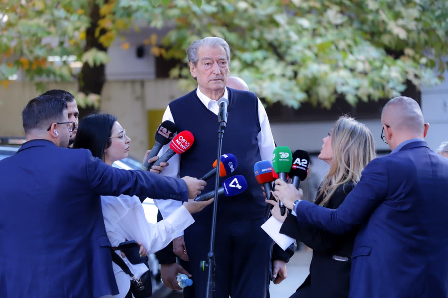Censura ndaj medias  Berisha gazetarëve  Mblidhuni dhe reagoni  Rama ka rikthyer modelin e Sigurimit të Shtetit