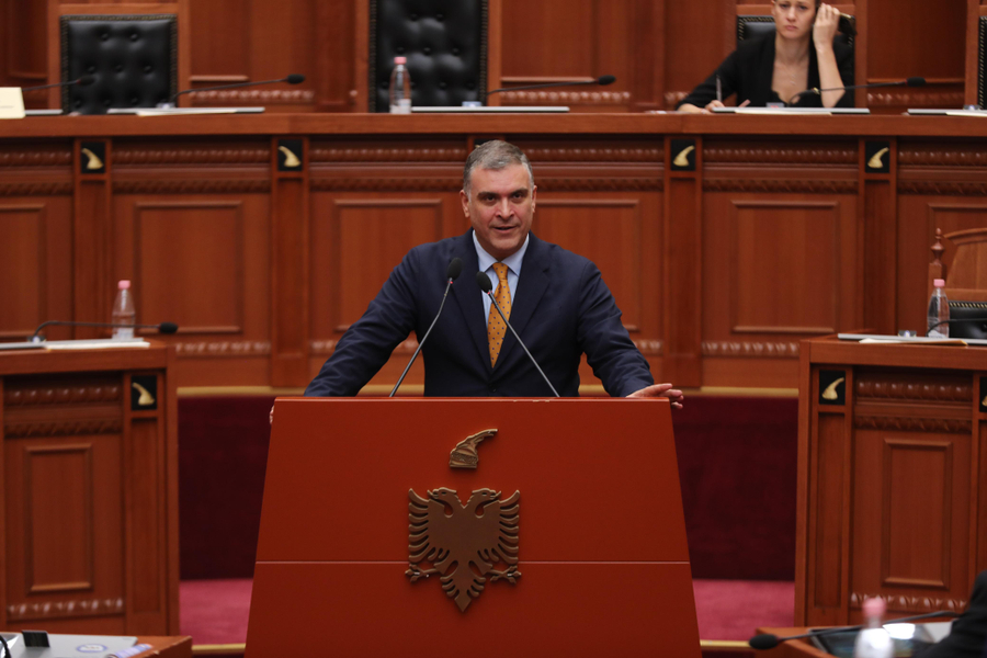 Blushi në Kuvend: Rama nuk rrëzohet me fjalime, vezë e bilbila, duhet përballje. Përshkallëzim të revoltës