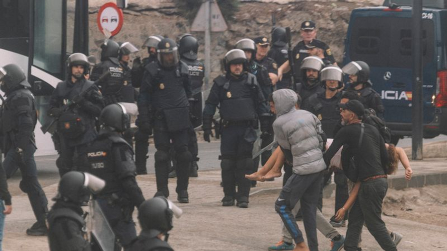 Vizita e Mbretit dhe Mbretëreshës   Policia spanjolle pastron kampin e emigrantëve në Ceuta