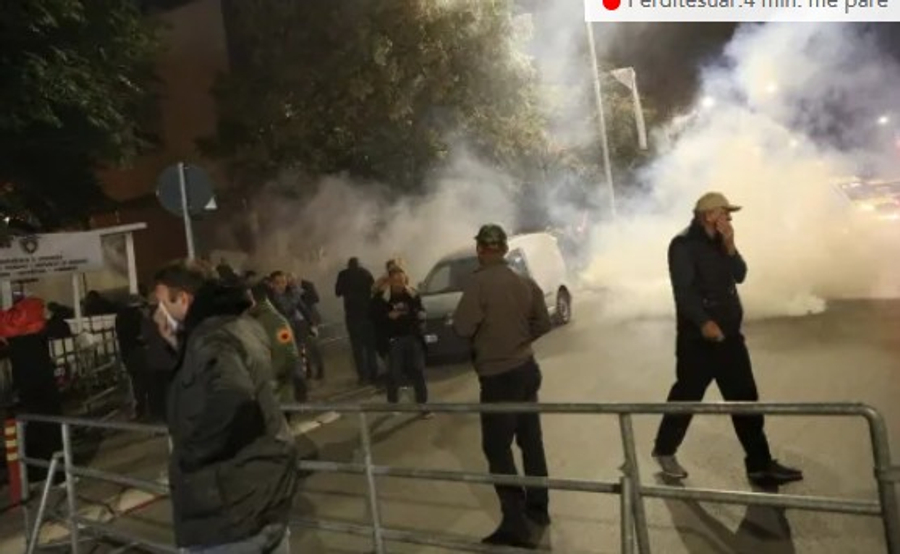Policia hedh gaz lotsjellës të shpërndajë protestuesit! PDK thirrje LVV të kthehet në sallë për votimin e ndryshimeve në Ligjin për Specialen