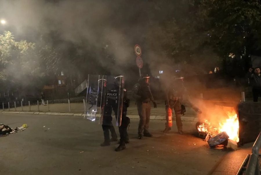 Tensionet vazhdojnë në Kosovë/  Policia hedh gaz lotsjellës për të shpërndarë protestuesit, Deputetët e  LVV dalin nga Kuvendi