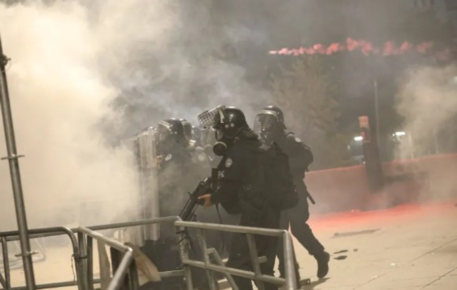 Përshkallëzohet situata në Prishtinë  policia me autoblindë në rrugë  përleshje me protestuesit