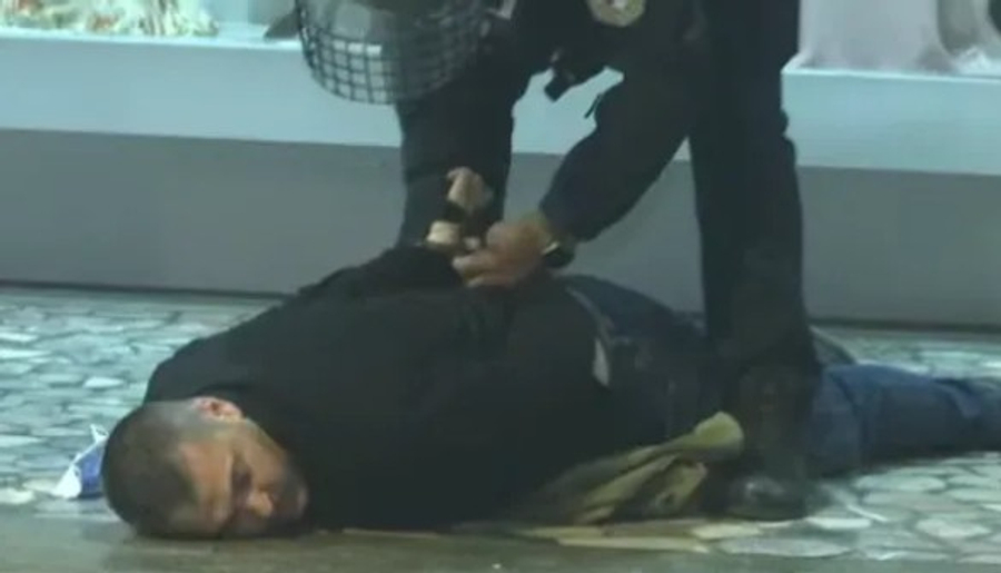 Policia përleshje me protestuesit para Kuvendit  ka dhe arrestimi  Miratimi i ndryshimeve për Specialen në pikëpyetje