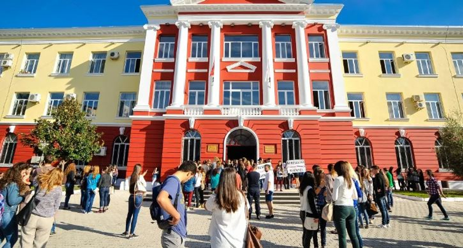 Sot nis viti i ri akademik  120 mijë studentë në auditorët e Universiteteve