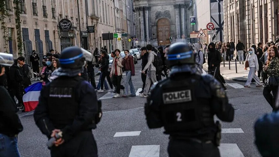 Protesta në Francë  bllokohen 1 800 shkolla të mesme   nxënësit kërkojnë më shumë fonde për arsimin
