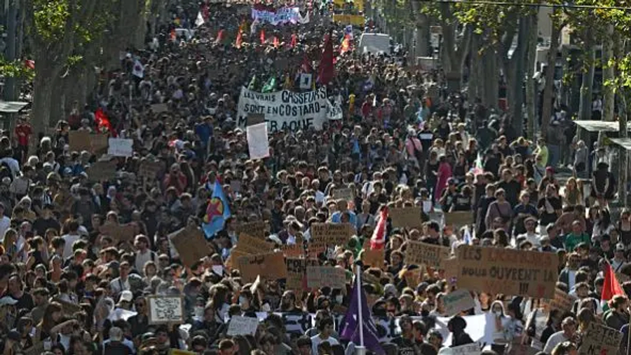 Protestat përfshijnë Francën  përplasje me policinë dhe zjarre në rrugë  Mbi 1 800 shkolla të bllokuara