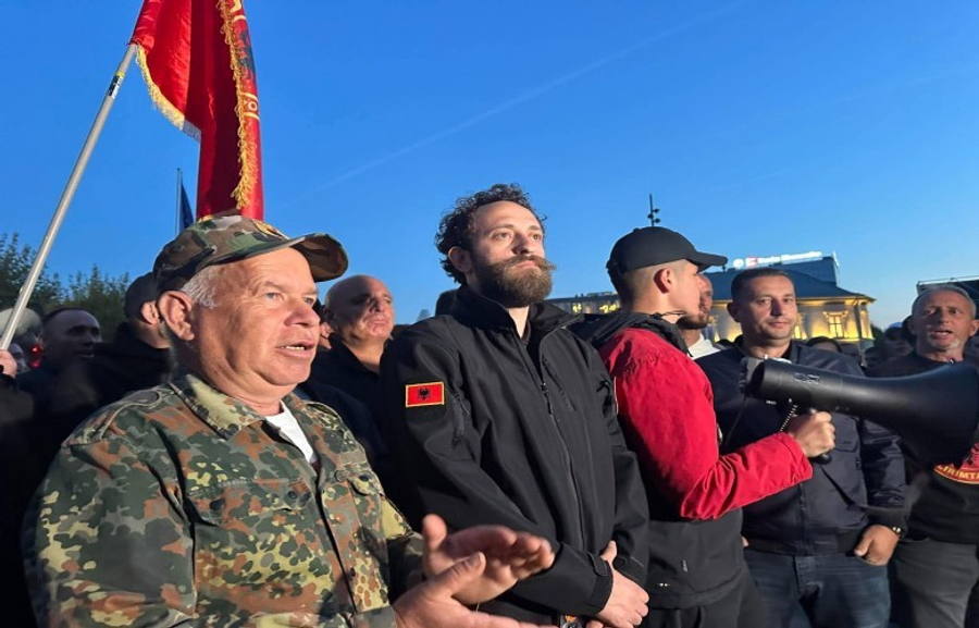 Kosovë/ Protestat s'ndalen para parlamentit: Votoni ligjin e Speciales! Këtu për UÇK-në