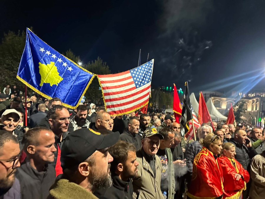 VIDEO FOTO  Nata e 21 të e protestës në Prishtinë  kërkohet ndryshimi i ligjit për Specialen