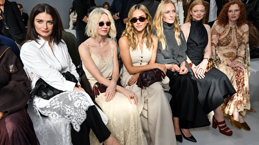 FOTO/ Dantella, kostumet oversize dhe lëkurë, Jessica Alba dhe Naomi Watts shkëlqejnë në Paris