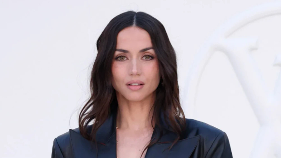 Ana de Armas mahnit në Paris me një fustan të zi prej lëkure dhe detaje me rripa