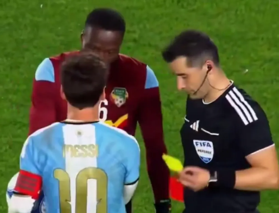 Dhuratë e pazakontë për Messin në lamtumirën me Argjentinën  Arbitri i jep kartonët e tij