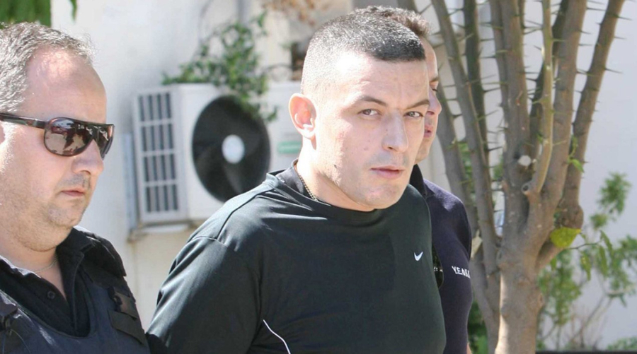 Mediat greke: Alket Rizai hyri në Shqipëri me një makinë me sinjalizues policie