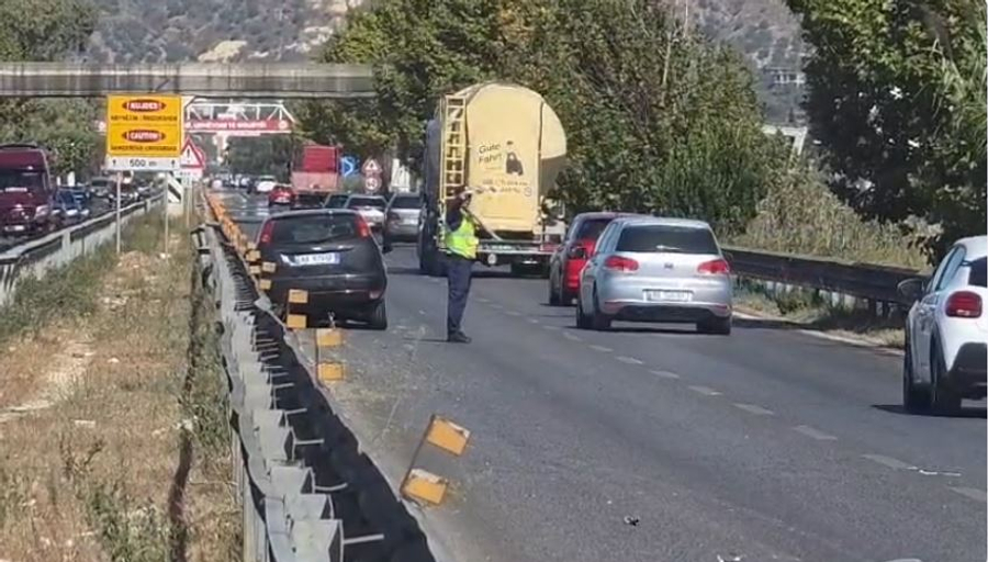 Aksident në Lushnje   Ford  i përplaset me barrierën  plagoset drejtuesi