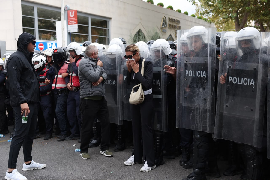 Protesta para parlamentit kundër hartës territoriale të Ramës  policia dhunë e arrestime  8 në komisariat