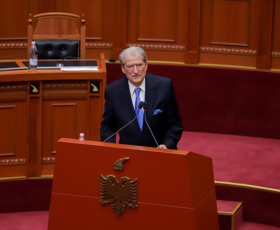 parlamenti-parzmore-e-dhunes-policore-berisha-ndaloni-terrorin-ndaj-protestuesve-olta-e-coi-burrin-ne-spak-sot