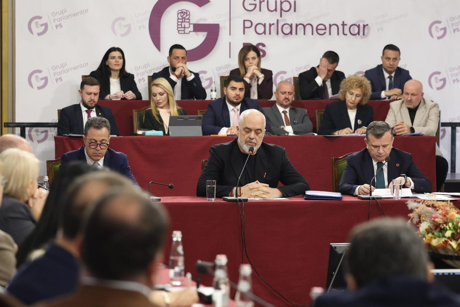 Rama shantazhoi deputet e PS në mbledhjen e grupit: Kush nuk voton shkrirjen e bashkive…