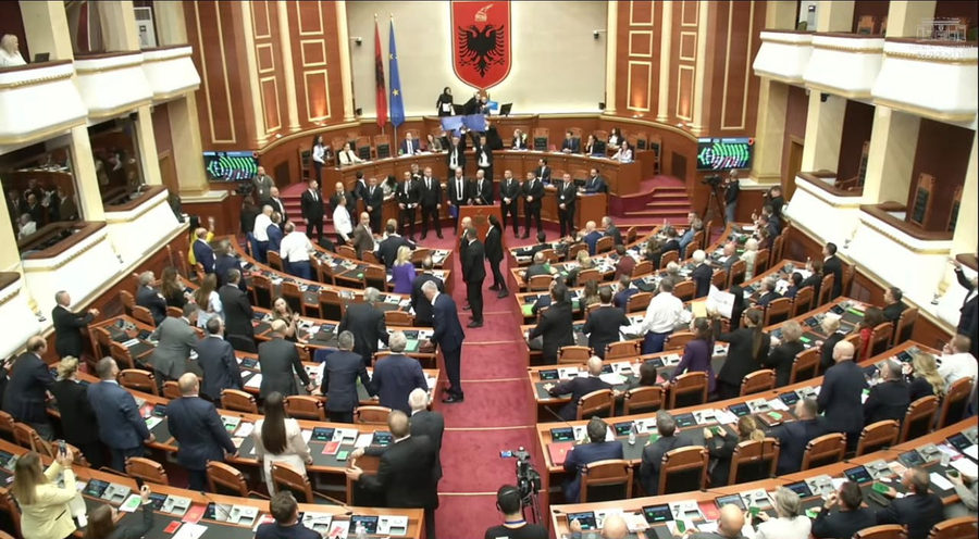 Vezë dhe shishe mbi Ramën në Parlament