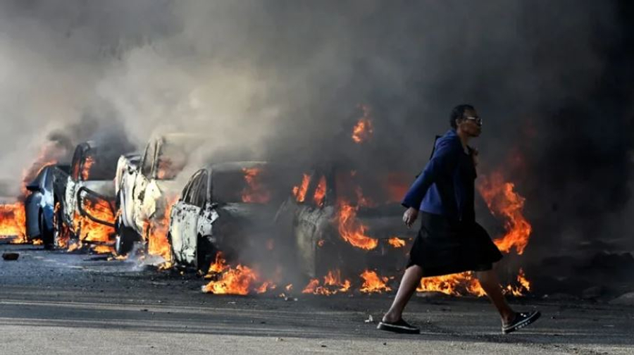 Protesta të dh nshme kundër emigrantëve në Durban dhe Soweto  digjen automjete