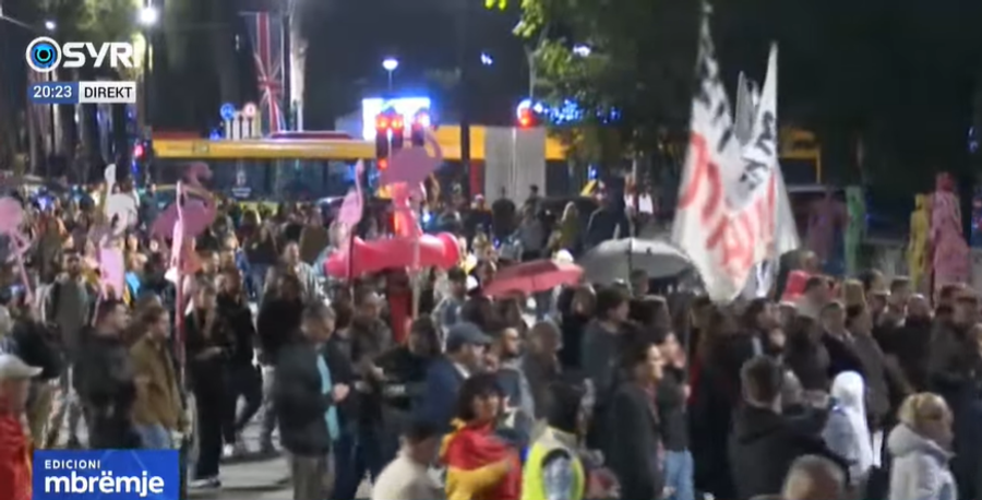 Mbyllen fjalimet te Kryeministria  Marshim drejt Komisariatit 3  Lironi Arturin  mos mbani peng qytetarin