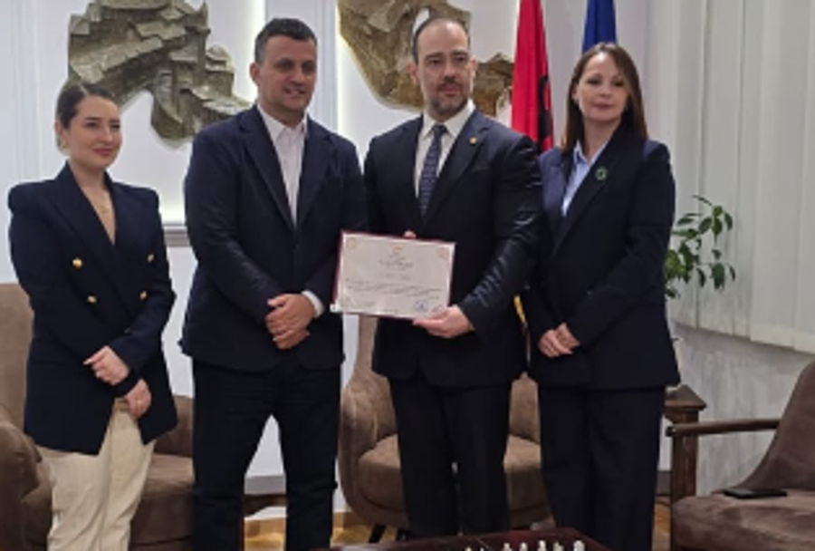 Diplomati dhe Kampioni Bodybuilding z Marin Meksi merr titullin  Qytetar Nderi i Gjirokastrës 