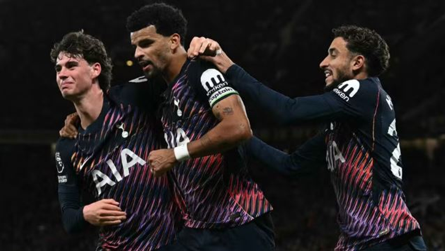Totenhemi shpëton në minutat shtesë ndaj Mançester Junajtidit  Solanke shmang humbjen në  Old Trafford 