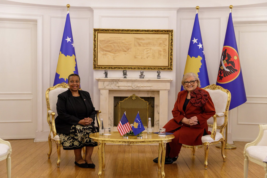 Ambasada amerikane shpreh gatishmërinë për bashkëpunim me presidenten e Kosovës