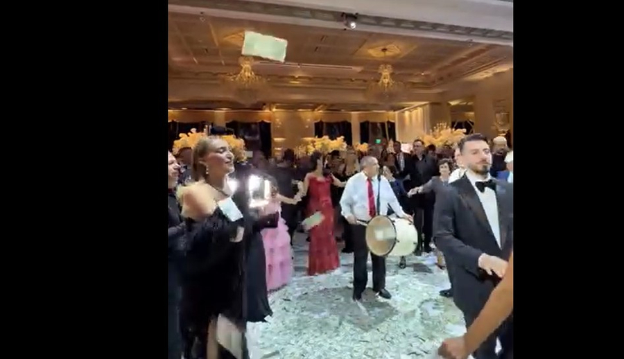 o-e-lumja-une-dollaret-tapet-nen-kembet-e-dasmoreve-pamje-nga-dasma-e-vellait-te-bebe-rexhes