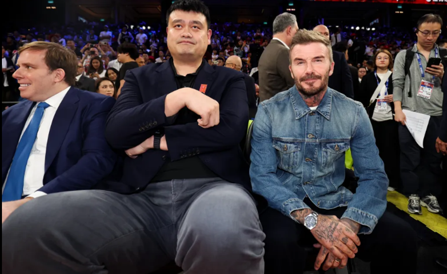 David Beckham duket si fëmijë përkrah gjigantit të NBA-së, Yao Ming, në Kinë: A është inteligjencë artificiale?