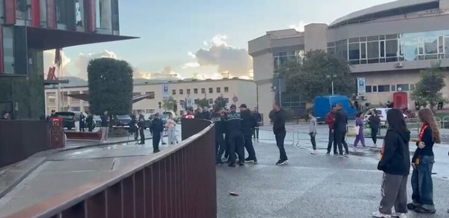 Incidentet në derbin Partizani Tirana  Nën hetim tre persona  shpallet në kërkim një 19 vjeçar