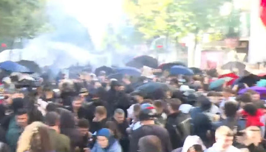 Policia sulmon studentët: Gaz lotsjellës te Ministria e Arsimit, ata çajnë rrethimin dhe futen në perimetrin e institucionit